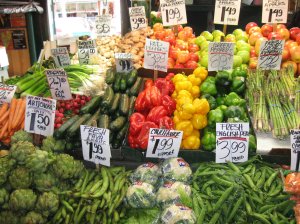 16_Pike_Place_Market_greengrocer_vegetable_display